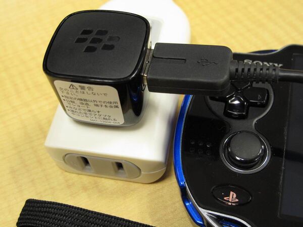 純正デカすぎ！　Vitaを充電できる最軽量ACアダプターはコレ