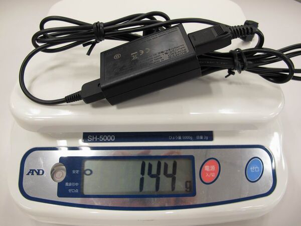 純正デカすぎ！　Vitaを充電できる最軽量ACアダプターはコレ