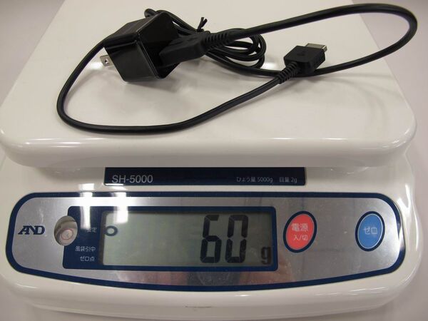 純正デカすぎ！　Vitaを充電できる最軽量ACアダプターはコレ