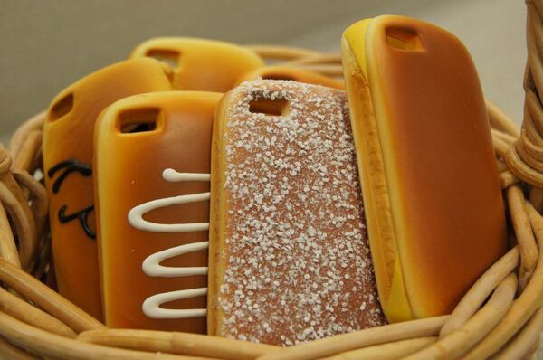 間違えて食べちゃいそうなiPhone 4専用パン型ケース