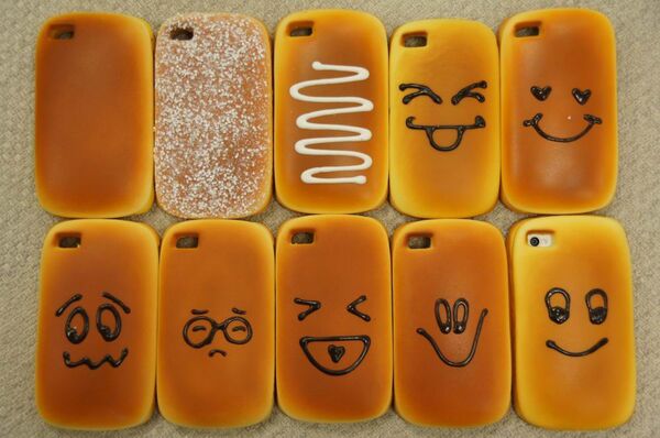 間違えて食べちゃいそうなiPhone 4専用パン型ケース
