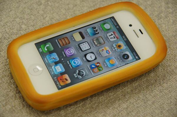 間違えて食べちゃいそうなiPhone 4専用パン型ケース