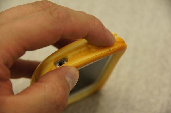 間違えて食べちゃいそうなiPhone 4専用パン型ケース