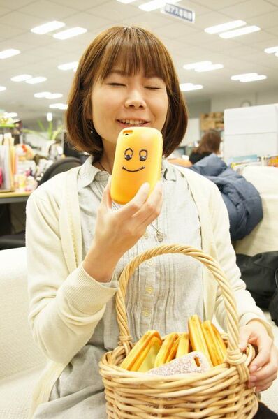 間違えて食べちゃいそうなiPhone 4専用パン型ケース