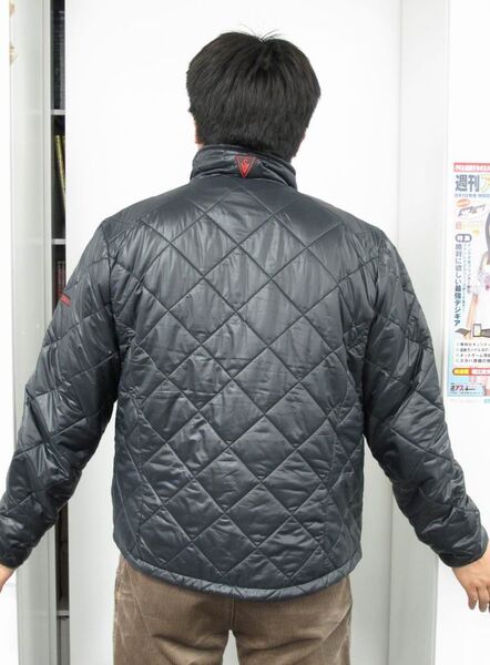 【もう鞄はいらない！】あらゆるデジガジェを収納できるブラックホールのような電脳ジャンバー