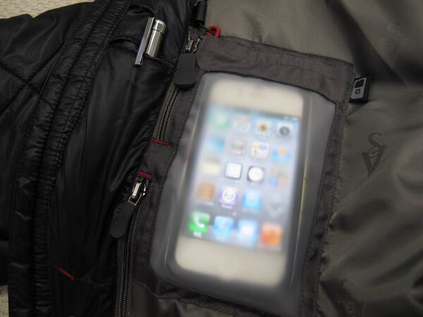 【もう鞄はいらない！】あらゆるデジガジェを収納できるブラックホールのような電脳ジャンバー