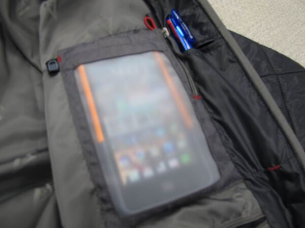 【もう鞄はいらない！】あらゆるデジガジェを収納できるブラックホールのような電脳ジャンバー