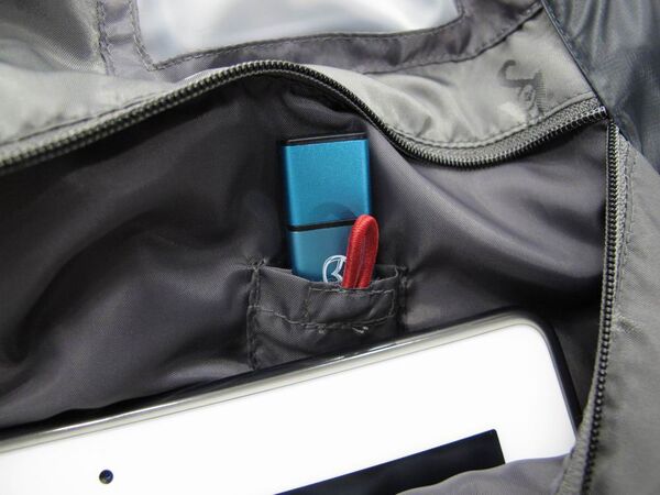 【もう鞄はいらない！】あらゆるデジガジェを収納できるブラックホールのような電脳ジャンバー