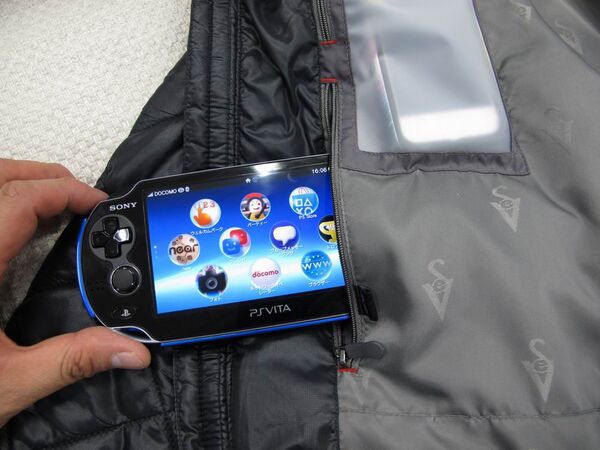 【もう鞄はいらない！】あらゆるデジガジェを収納できるブラックホールのような電脳ジャンバー