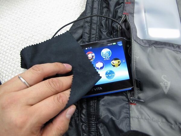 【もう鞄はいらない！】あらゆるデジガジェを収納できるブラックホールのような電脳ジャンバー