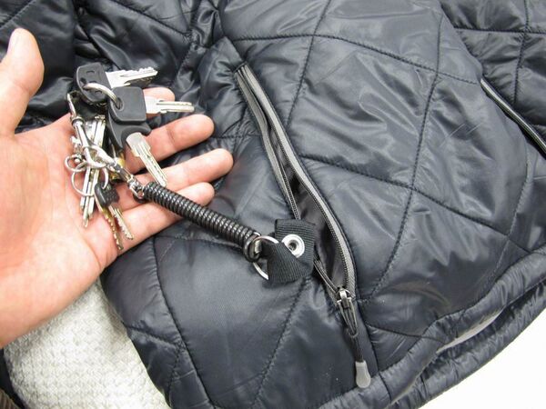 【もう鞄はいらない！】あらゆるデジガジェを収納できるブラックホールのような電脳ジャンバー