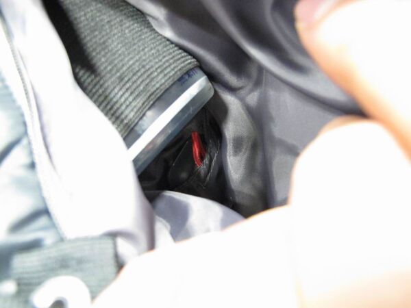 【もう鞄はいらない！】あらゆるデジガジェを収納できるブラックホールのような電脳ジャンバー