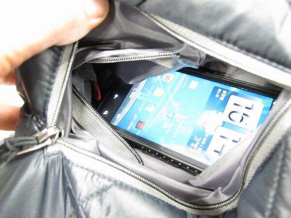 【もう鞄はいらない！】あらゆるデジガジェを収納できるブラックホールのような電脳ジャンバー