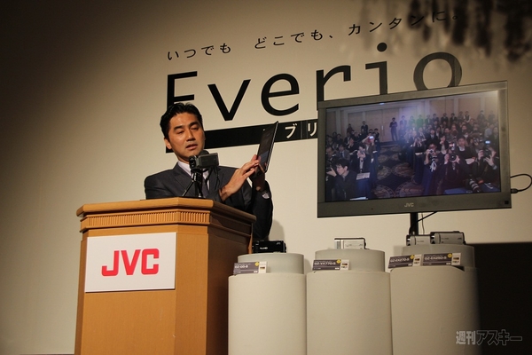 モニタリングもメールも遠隔ズームもできちゃう！ JVCケンウッドからWiFiビデオカメラ『Everio GZ-VX770』登場