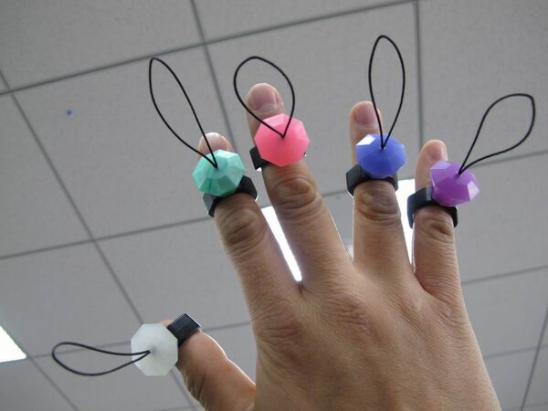 スナック食べながらでもスマホの画面が汚れない“スマートリング”