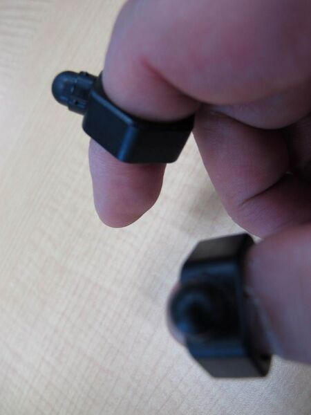 スナック食べながらでもスマホの画面が汚れない“スマートリング”