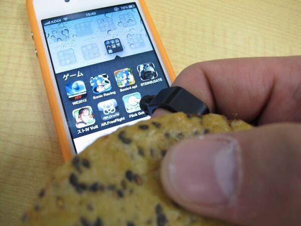 スナック食べながらでもスマホの画面が汚れない“スマートリング”