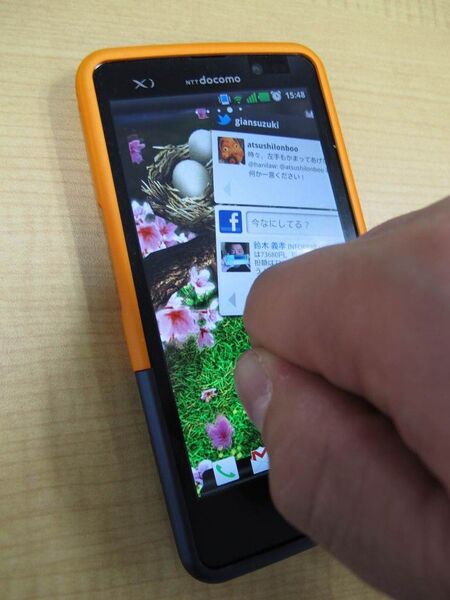 スナック食べながらでもスマホの画面が汚れない“スマートリング”