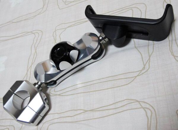 マウントシステムでポータブルナビ『NV-U37』の魅力が格段アップ