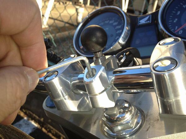 マウントシステムでポータブルナビ『NV-U37』の魅力が格段アップ