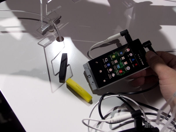 MWC2012：ソニモバ最新モデル『Xperia P』と『Xperia U』最速実機レビュー 