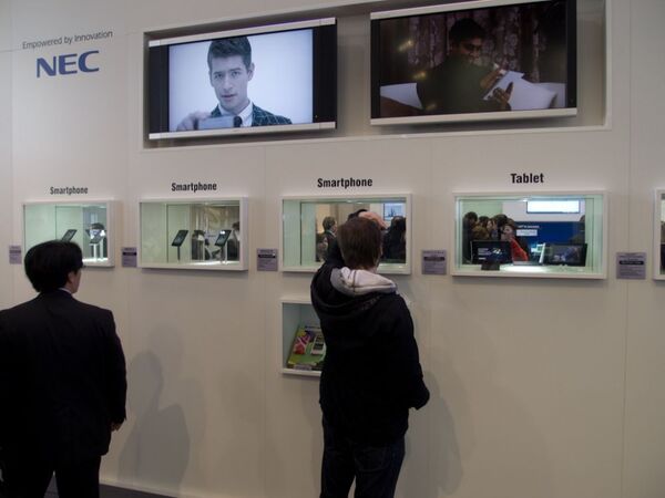 MWC2012：NECカシオはグローバルモデルを展示（してるだけ……）