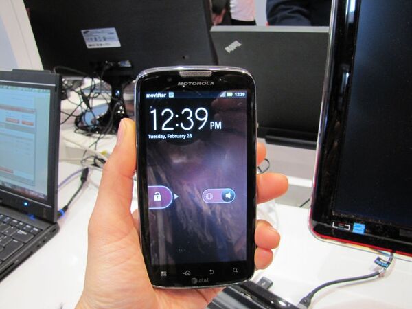 MWC2012：『Ubuntu for Android』〜英CanonicalがAndroidスマホの新しい使い方を提案〜