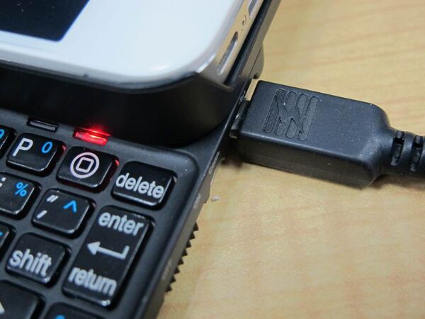 Shift・Fnキーを両側に備えたiPhone 4/4S用ケース型キーボード