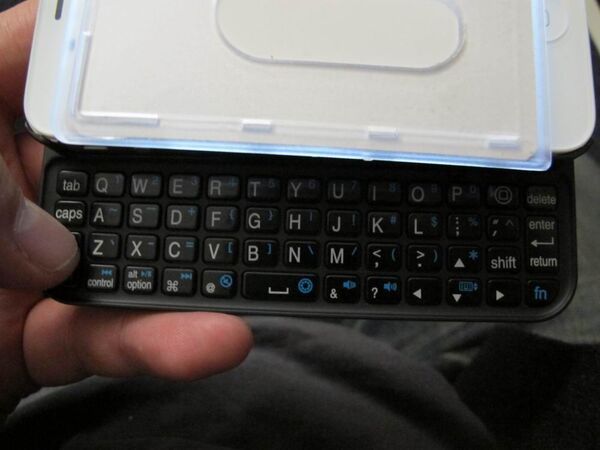 Shift・Fnキーを両側に備えたiPhone 4/4S用ケース型キーボード