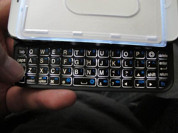 Shift・Fnキーを両側に備えたiPhone 4/4S用ケース型キーボード