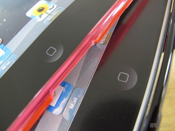 サイズの合わないiPad用ジャケットをACCNの机の上で発見!?