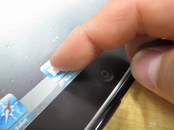 サイズの合わないiPad用ジャケットをACCNの机の上で発見!?