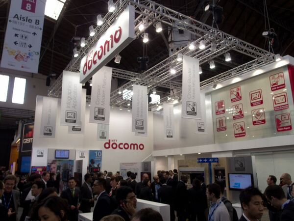 MWC2012：ドコモブースではセンサー付きジャケットの新モデルと“サクラチップ”最新版を展示