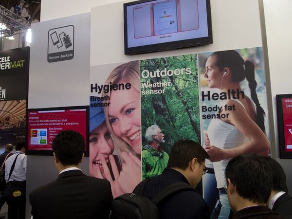 MWC2012：ドコモブースではセンサー付きジャケットの新モデルと“サクラチップ”最新版を展示