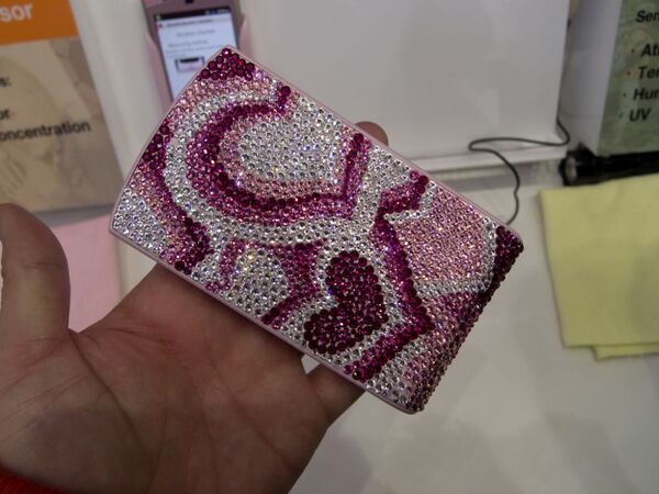 MWC2012：ドコモブースではセンサー付きジャケットの新モデルと“サクラチップ”最新版を展示