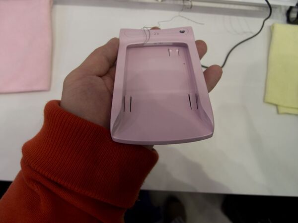 MWC2012：ドコモブースではセンサー付きジャケットの新モデルと“サクラチップ”最新版を展示