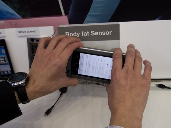 MWC2012：ドコモブースではセンサー付きジャケットの新モデルと“サクラチップ”最新版を展示