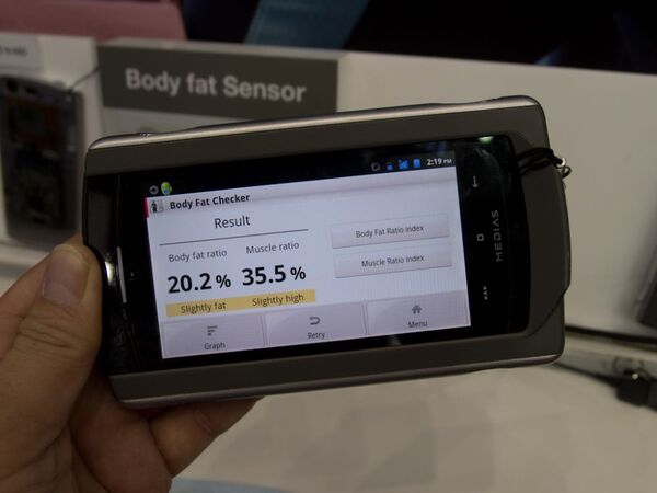 MWC2012：ドコモブースではセンサー付きジャケットの新モデルと“サクラチップ”最新版を展示