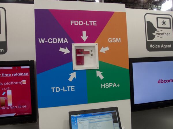MWC2012：ドコモブースではセンサー付きジャケットの新モデルと“サクラチップ”最新版を展示