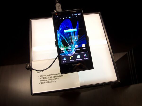 MWC2012：パナソニックはデザインと防水機能でふたたび世界に挑戦