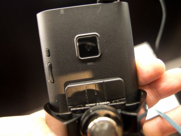 MWC2012：パナソニックはデザインと防水機能でふたたび世界に挑戦