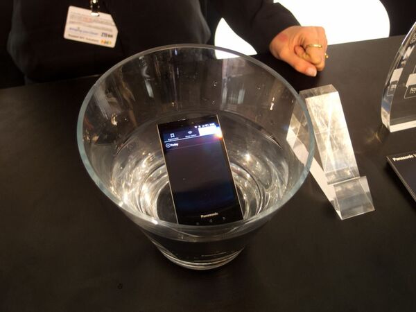 MWC2012：パナソニックはデザインと防水機能でふたたび世界に挑戦