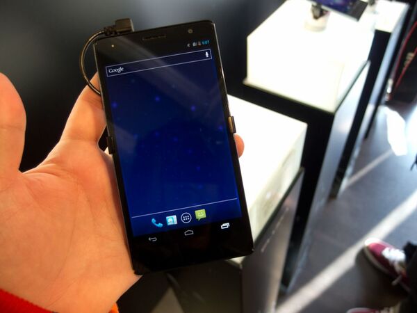 MWC2012：パナソニックはデザインと防水機能でふたたび世界に挑戦