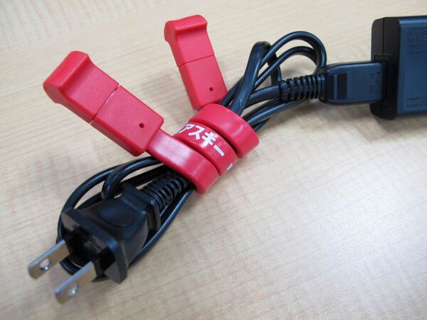 週刊アスキー5月1日増刊号（3月26日発売）ふろく『超くねくねスマホケーブル』を初披露！