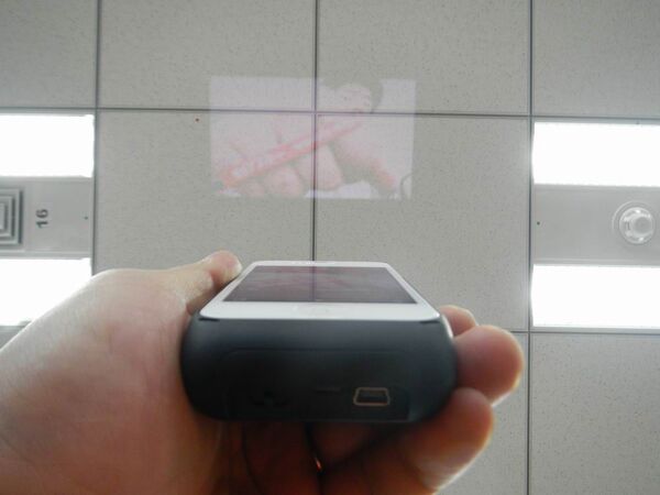 iPhoneケース型プロジェクターで全人類を俺様にしてやる