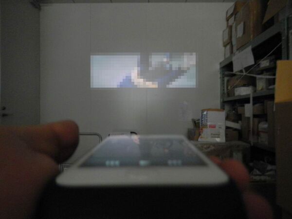 iPhoneケース型プロジェクターで全人類を俺様にしてやる