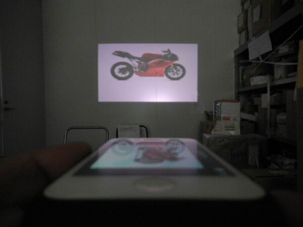 iPhoneケース型プロジェクターで全人類を俺様にしてやる