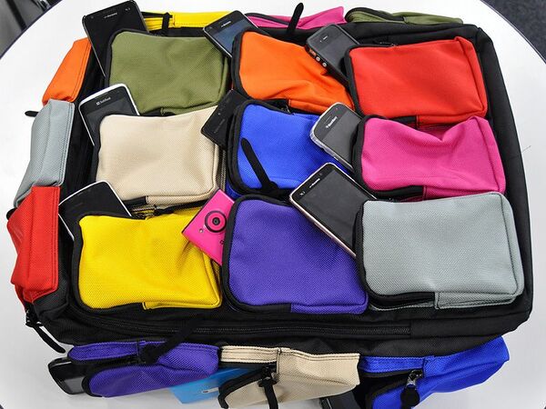 スマホ18台収納の驚異的なバッグを発掘