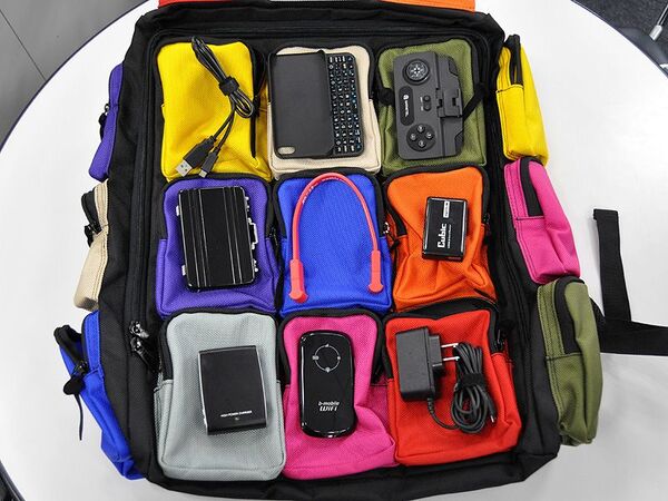 スマホ18台収納の驚異的なバッグを発掘