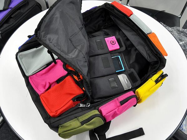 スマホ18台収納の驚異的なバッグを発掘